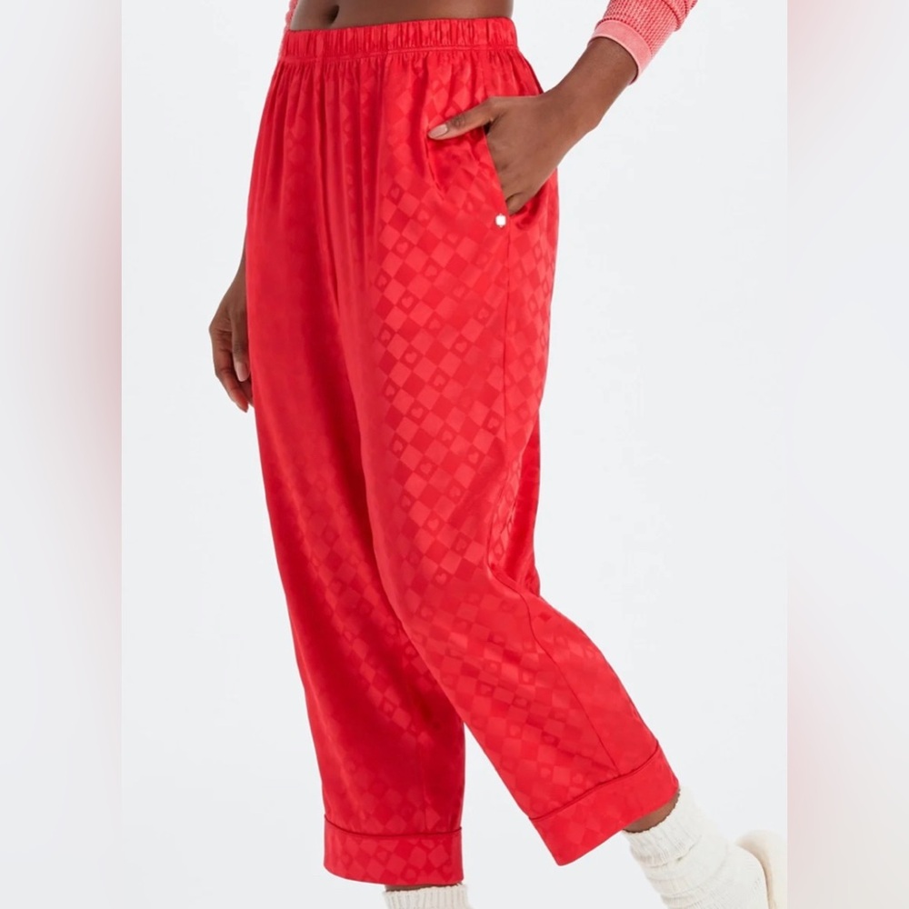 ⭐️ NWT Fabletics Ecosatin Cropped Pants